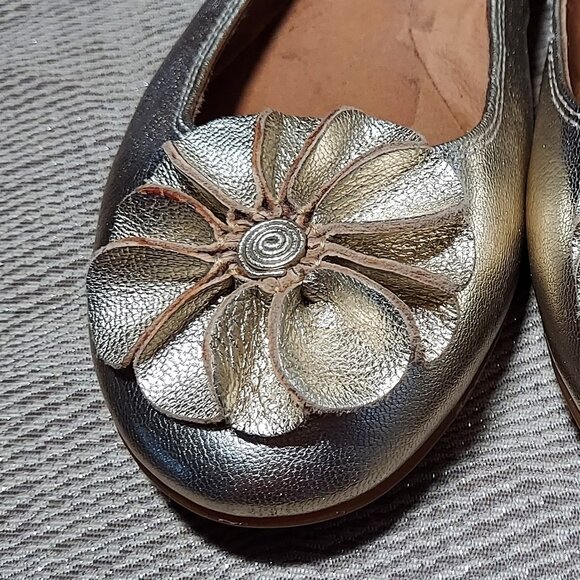 Sofft Gold Metallic Flower Shoe with Low heel Size 7N - Picture 5 of 11